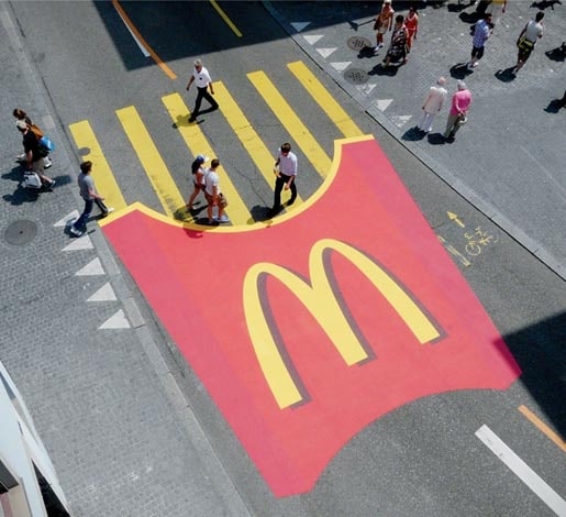 Reklama sieci fast-food na ulicy